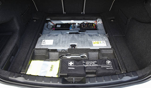 <strong>BMW Active Hybrid 3｜ビー・エム・ダブリューアクティブハイブリッド 3</strong>　トランク床下に工具とバッテリーカーおさめられている