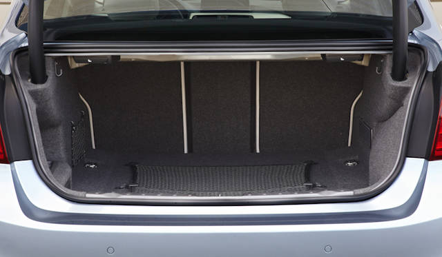 <strong>BMW Active Hybrid 3｜ビー・エム・ダブリューアクティブハイブリッド 3</strong>　可倒シートは4:2:4分割式