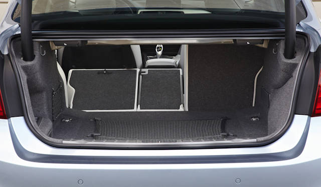 <strong>BMW Active Hybrid 3｜ビー・エム・ダブリューアクティブハイブリッド 3</strong>　可倒シートは4:2:4分割式