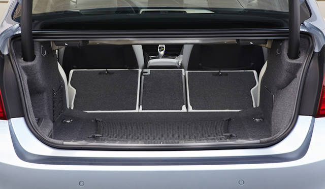 <strong>BMW Active Hybrid 3｜ビー・エム・ダブリューアクティブハイブリッド 3</strong>　可倒シートは4:2:4分割式