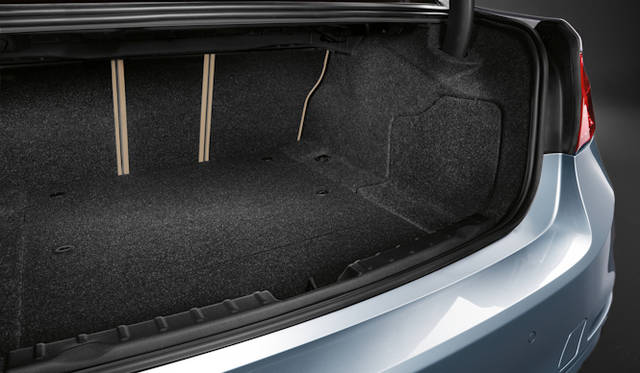 <strong>BMW Active Hybrid 3｜ビー・エム・ダブリューアクティブハイブリッド 3</strong>　可倒シートは4:2:4分割式