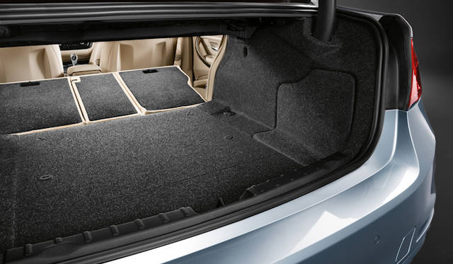 <strong>BMW Active Hybrid 3｜ビー・エム・ダブリューアクティブハイブリッド 3</strong>　可倒シートは4:2:4分割式