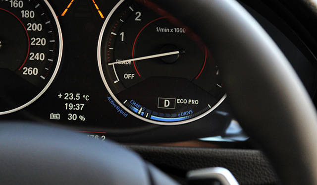 <strong>BMW Active Hybrid 3｜ビー・エム・ダブリューアクティブハイブリッド 3</strong>　回生ブレーキ中