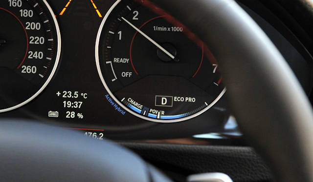 <strong>BMW Active Hybrid 3｜ビー・エム・ダブリューアクティブハイブリッド 3</strong>　エンジン併用加速中