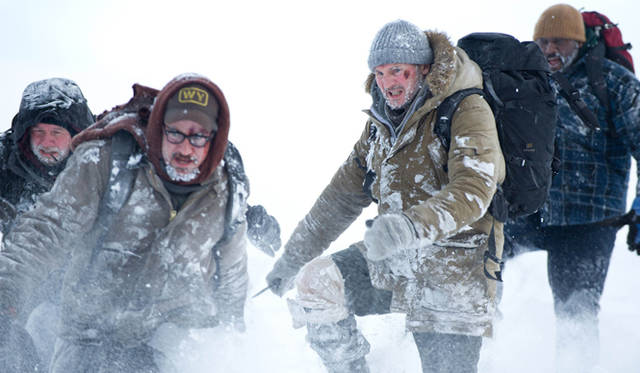 <strong>MOVIE│『THE GREY 凍える太陽』 </strong>　主役のリーアム以外はあえて無名の俳優を起用し、つぎの犠牲者を簡単に予測できないように演出　(C) 2011 The Grey Film Holdings, LLC.