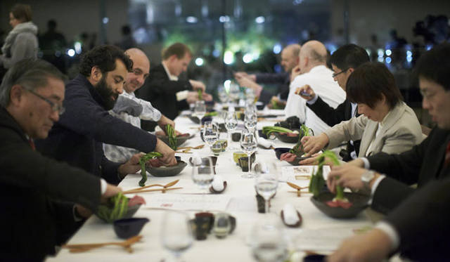 <strong>COOK IT RAW｜クック・イット・ロゥ</strong>　世界各国から招集されたジャーナリストと、イベントへの協力者たちが席をならべたラストディナー