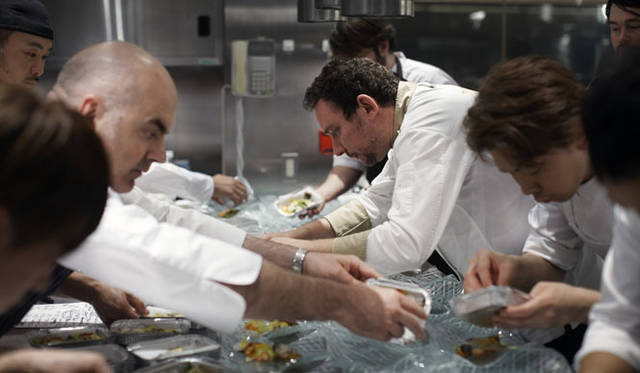 <strong>COOK IT RAW｜クック・イット・ロゥ</strong>　一人ひとりの作品に、全員一斉でドレッセにかかる