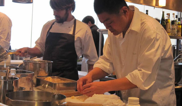 <strong>COOK IT RAW｜クック・イット・ロゥ</strong>　どのシェフも驚くほどよく働く