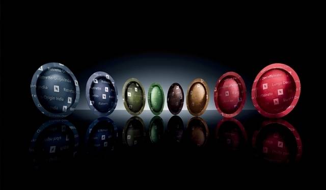 <strong>NESPRESSO｜ネスプレッソ</strong>　プロフェッショナル対応ネスプレッソ グラン・クリュ。プロ仕様のカプセルの形は、ワン・ポーションがポット型にタンピングされている