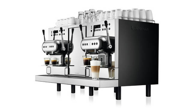 <strong>NESPRESSO｜ネスプレッソ</strong>　エスプレッソ、ルンゴ（ヨーロピアンコーヒー）にくわえ、カプチーノやラテ・マキアートのミルクメニューも一台で対応する「AGUILA（アグイラ）」。水道直結給水・設置式