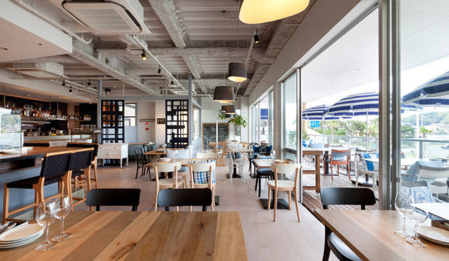 <strong>THE BEACH HOUSE</strong>　ここでは、地元の食材をふんだんに使った料理と薪窯で焼いたピザが味わえる