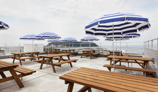 <strong>THE BEACH HOUSE</strong>　屋上のテラス席には、周辺の沿岸一帯で唯一バーベキューができるスペースも