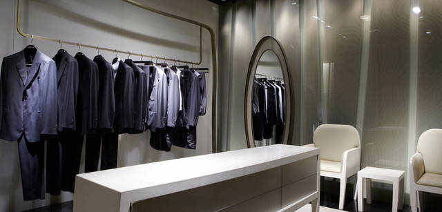 <strong>GIORGIO ARMANI｜ジョルジオ アルマーニ</strong><br />ジョルジオ アルマーニ ／ 銀座タワーのなかにある、「メイド トゥ メジャー」を誂えるための部屋。いくつかの見本が並ぶ