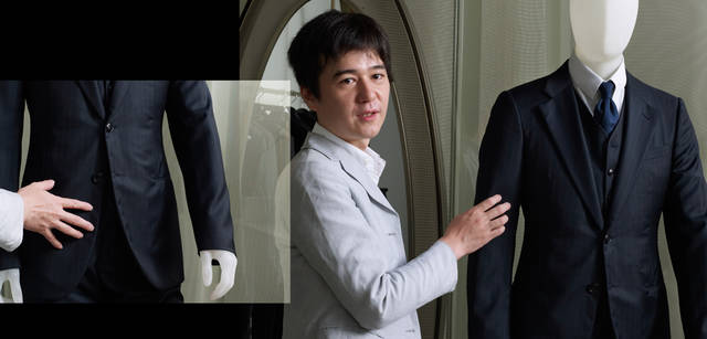 <strong>GIORGIO ARMANI｜ジョルジオ アルマーニ</strong><br />「全体的に前下がりのラインを描くとなると、必然的に肩もやや前ぎみにつく。そうすると袖周りの径は小さくなるから、腕の動きが制限されるのではないか、という疑問も生まれるかもしれない。それにたいする答えは“むしろ逆”だ。身体の形に、ぴったりと沿うがゆえに、服は、あたかもそのひとの皮膚であるかのように動く」（鈴木文彦）