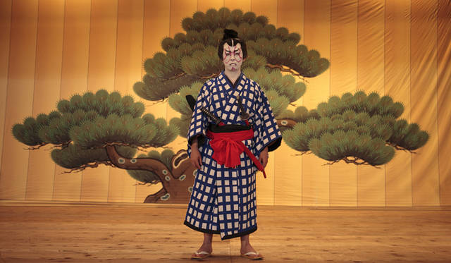 <strong>森の神に会う旅～岐阜県の“ウェルネス・ツーリズム”</strong>　梅王丸という荒事（あらごと／若々しく正義感に溢れた役柄）の着付け。裾の両側が持ち上がるように着付けるのがポイントだ