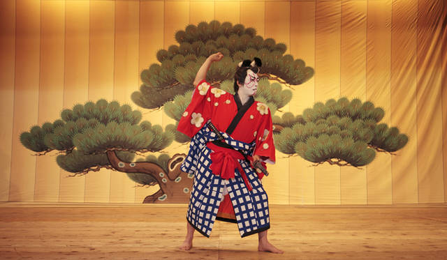 <strong>森の神に会う旅～岐阜県の“ウェルネス・ツーリズム”</strong>　振付師・中村津多七こと吉田茂美さんにポーズを指導してもらう。まったくの素人がモデルだが、それなりに絵になるのが面白い