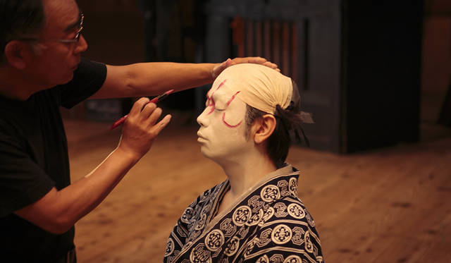 <strong>森の神に会う旅～岐阜県の“ウェルネス・ツーリズム”</strong>　隈取りは顔の筋（すじ）を強調するために描く。どの筋を強調するかは顔師の判断だ