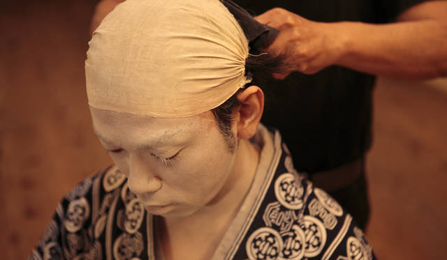 <strong>森の神に会う旅～岐阜県の“ウェルネス・ツーリズム”</strong>　髪の処理やかつらの管理は「床山（とこやま）」の仕事