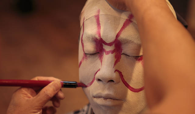 <strong>森の神に会う旅～岐阜県の“ウェルネス・ツーリズム”</strong>　一気に塗る下地に比べて、丁寧に時間をかける印象の隈取り