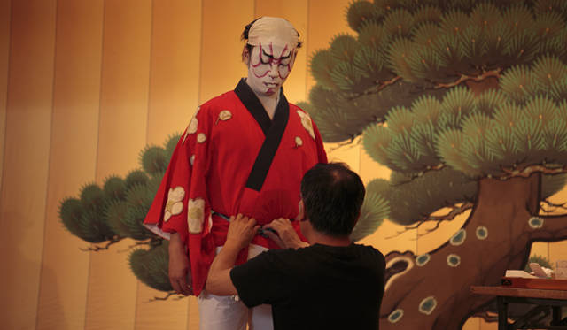 <strong>森の神に会う旅～岐阜県の“ウェルネス・ツーリズム”</strong>　着付けも熟練の技術を要する。演目のストーリーまで熟知していなければならない。また衣装のサイズは一つきりだが、役者はその時によって違う。どんな人物が着てもそれなりに見えるようにしなけらばならない