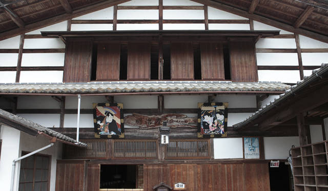 <strong>森の神に会う旅～岐阜県の“ウェルネス・ツーリズム”</strong>　明治27年（1894年）に完成した「明治座」。いまも現役の芝居小屋である