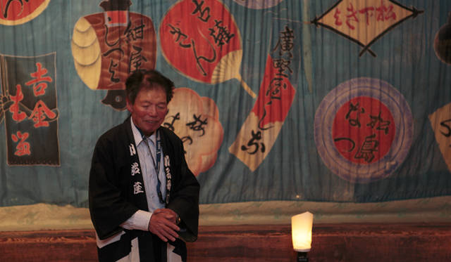 <strong>森の神に会う旅～岐阜県の“ウェルネス・ツーリズム”</strong>　明治座完成時に村の娘たちから贈られたという「娘引き幕」。さまざまなモチーフ、名前、屋号などが染め抜かれた粋なデザインだ