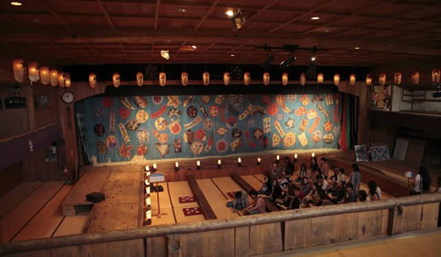 <strong>森の神に会う旅～岐阜県の“ウェルネス・ツーリズム”</strong>　2階の桟敷から1階を見下ろす。バスツアーの客も多く訪れる