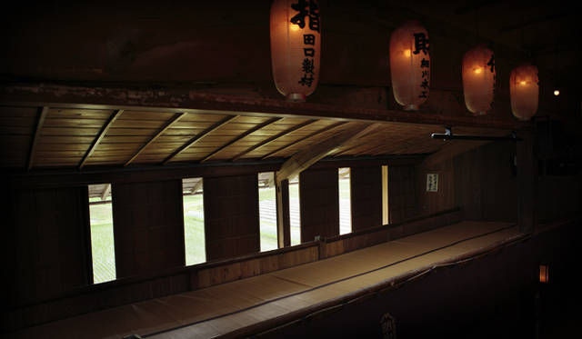 <strong>森の神に会う旅～岐阜県の“ウェルネス・ツーリズム”</strong>　2階の桟敷、下手側