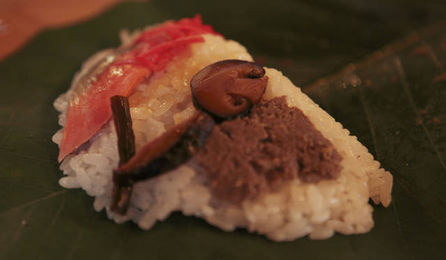 <strong>森の神に会う旅～岐阜県の“ウェルネス・ツーリズム”</strong>　芝居見物の時によく食べられる朴葉寿司。地元の仕出し店、「かね半」のもの