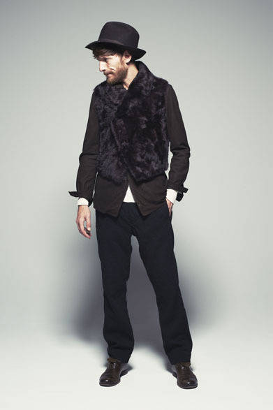 <strong>The Letters｜レターズ</strong>　2012-13年秋冬コレクション　Kalgan Lamb Fur Waistcoat 11万250円、Deerskin Regular Collar Jacket 13万4400円、Jacquard Henry Neck Rib L/S T-shirt 1万7850円、Oil Cut Trousers 4万7250円、Wide Brim Hat 2万9400円