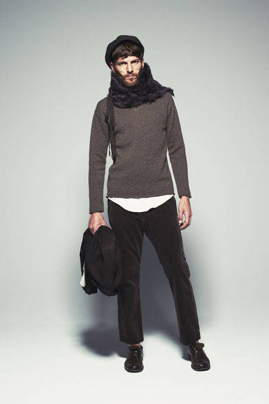 <strong>The Letters｜レターズ</strong>　2012-13年秋冬コレクション　Deerskin Regular Collar Jacket 13万4400円、Shetland V Neck Knit 2万8350円、Jacquard Rib Tank 1万2600円、Corduroy Trousers 3万9900円、Deerskin Casquette 1万9950円、Kalgan Lamb Fur Stole 6万9300円