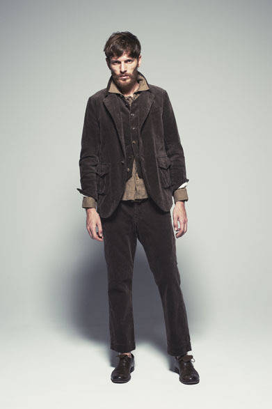 <strong>The Letters｜レターズ</strong>　2012-13年秋冬コレクション　Corduroy Regular Blazer 6万900円、Corduroy Regular Waistcoat 3万7800円、Nep Drape Shirt 3万3600円、Corduroy Trousers 3万9900円