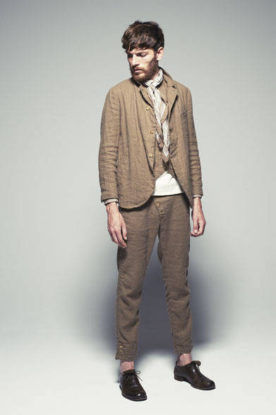 <strong>The Letters｜レターズ</strong>　2012-13年秋冬コレクション　Nep Slim Blazer 4万8300円、Nep Slim Waistcoat 3万5700円、Stand Collar Shirt 2万5200円、Nep Slim Pant 3万5700円、Silk Neckerchief 1万3650円