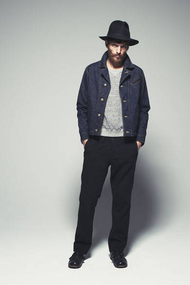 <strong>The Letters｜レターズ</strong>　2012-13年秋冬コレクション　Denim Sport Jacket 3万6750円、Crew Neck L/S Sweat 1万9950円、Oil Cut Trousers 4万7250円、Wide Brim Hat 2万9400円