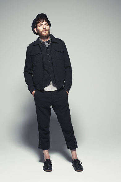<strong>The Letters｜レターズ</strong>　2012-13年秋冬コレクション　Oil Cut Rib Blouson 6万5100円、Oil Cut Regular Waistcoat 4万950円、Jacquard Henry Neck Rib L/S T-shirt 1万7850円、Oil Cut Knickerbockers 4万4100円、Oil Cut Casquette 1万4700円、Silk Neckerchief 1万3650円