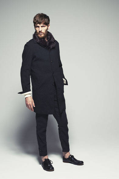 <strong>The Letters｜レターズ</strong>　2012-13年秋冬コレクション　Oil Cut Coat 7万8750円、Kalgan Lamb Fur Waistcoat 11万250円、Jacquard Henry Neck Rib L/S T-shirt 1万7850円、Nep Slim Pant 3万5700円