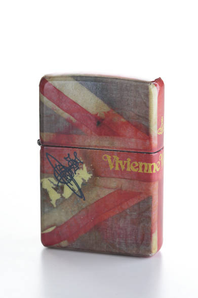 英国ブランドの代表格、ヴィヴィアン・ウエストウッドからは、ユニオンジャックのジッポライター。落ち着いたヴィンテージ調の風合いに仕上がっている。ブランドシンボルのORB（オーブ）が手書き風になっているのも芸が細かい。<br /><br />1万500円<br />ヴィヴィアン・ウエストウッド インフォメーション<br />Tel.03-5791-0058