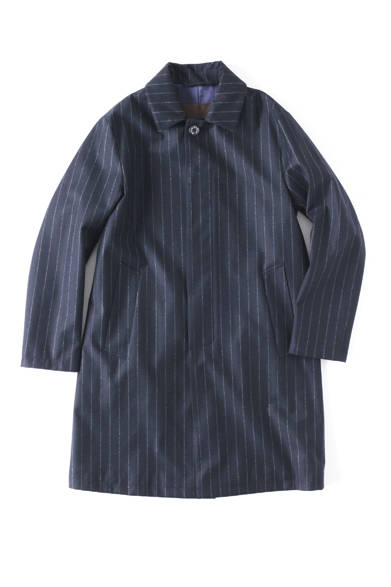 言わずと知れた英国ブランド、マッキントッシュの人気モデル「DUNKELD」の新作は、ロロ・ピアーナのストーム・システム・ファブリックを採用。上質なウールにフィルムを貼り透湿防水性を高め、マッキントッシュならではの機能性と高級感がさらに強調された一着に。<br /><br />10万9200円<br />マッキントッシュ ジャパン<br />Tel.03-3589-0260