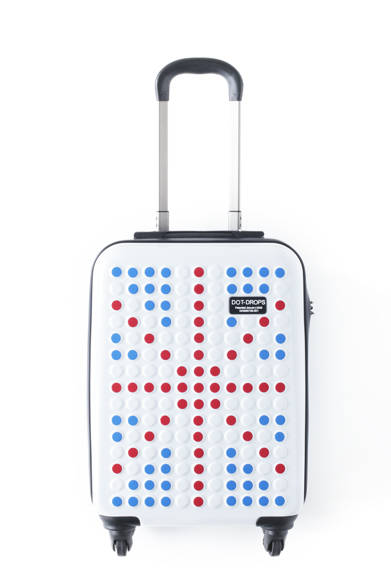フランス生まれのスーツケースブランド。ドットの凹凸が並んでおり、付属の7色の丸いシールを貼ることでオリジナルの模様をスーツケースに表現することができる。Sサイズ [H54×W36×D21cm]<br /><br />2万4150円<br />双日ジーエムシー<br />Tel. 03-5575-5583