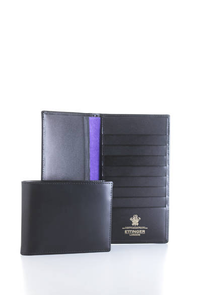 1934年創業の英国王室御用達の革小物ブランド。格調高い上質な革と、さりげなく内側にカラーを取り入れる遊び心が魅力的。このモデルは、リポンにパープル、ロゴにはゴールドを採用するなど、オリンピックの金メダルをイメージしたデザインに。<br /><br />二つ折り小銭入れ付き財布　3万6750円<br />長財布　3万7800円<br />エッティンガー銀座店<br />Tel.03-6215-6161