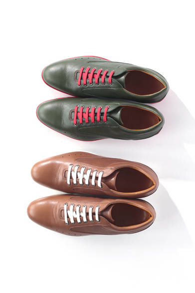 高級スポーツカーで知られるアストンマーティンとコラボレーションした、ジョン ロブのドライバーズシューズ「ウィナースポーツ」。流れるようなフォルムと、アイレット（ハトメ）に施されたパンチングがアストンマーティンのホイールをイメージさせる。<br /><br />各12万6000円<br />ジョン ロブ ジャパン<br />Tel.03-6267-6010