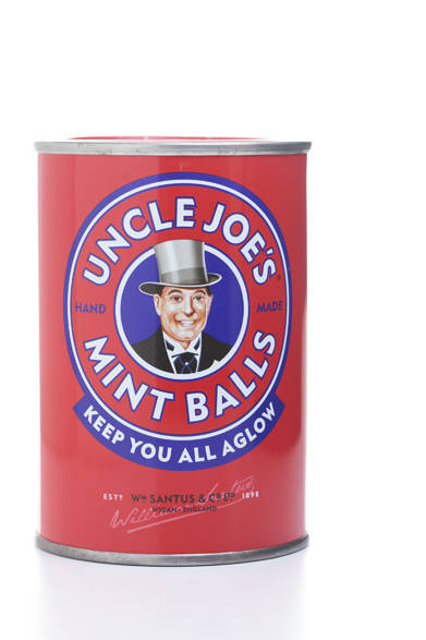 1898年創業の老舗菓子メーカーのミントキャンディー。120年ものあいだ、昔ながらのハンドメイドでキャンディーを作り続けている。天然ミントやきび砂糖でつくられた、やさしい自然の味。<br /><br />945円<br />The Tastemakers & Co.<br />Tel. 03-5466-6656