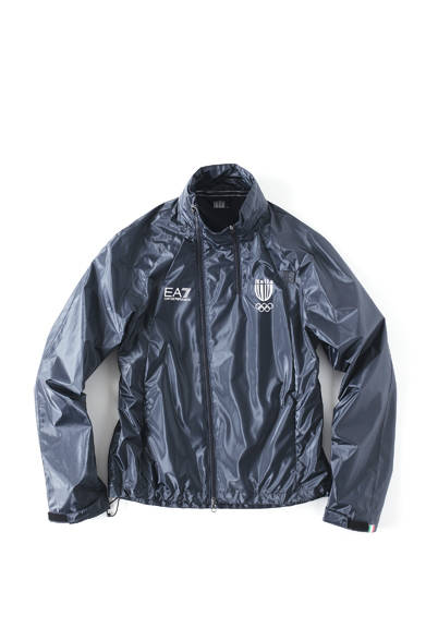 エンポリオ アルマーニのスポーツライン「EA7」からオリンピックオフィシャルユニフォームのレプリカが発売。ジョルジオ・アルマーニ氏がデザインした。このパーカーは、首もとの変則的なジッパーがポイント。※実際の賞品にはオリンピックマークは入りません。 <br /><br />2万6250円<br />ジョルジオ アルマーニ ジャパン<br />Tel.03-6274-7070