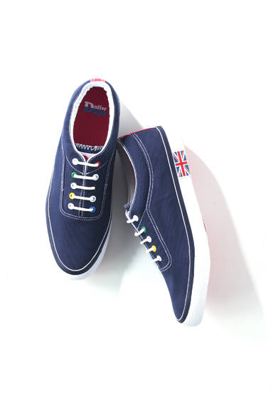 オーソドックスなタイプのローテクスニーカーに、オリンピックカラーのハトメ、ソールのサイドにユニオンジャックをあしらった。さりげなく英国テイストを味わえる一足。<br /><br />8400円<br />ジョイックスコーポレーション<br />Tel. 03-3486-1573