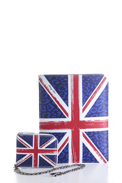 英国生まれのブランド、ジミー チュウのiPadケースとチェーンつきウォレット。大胆なユニオンジャックがインパクト大だ。内側は柔らかい上質なレザーになっており、iPadを優しく包みこむ。<br /><br />チェーン付きウォレット　7万8750円<br />iPadケース　5万8800円<br />ジミー チュウ<br />Tel.03-5413-1150