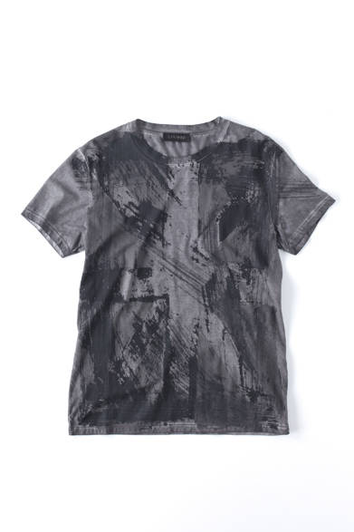 ロンドンを拠点とし、スキニージーンズなどイギリスらしいロックテイストを得意とするデニムブランド、SUPERFINE。今季のTシャツも、ユニオンジャックを大胆にアレンジしている。<br /><br />1万5750円<br />Pred PR<br />Tel.03-5428-6484