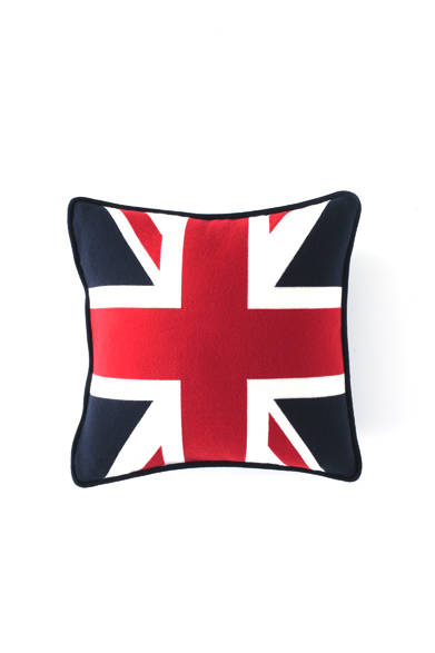 カシミヤを全面に使用しながら、ポップでカラフルな柄を大胆に配したアイテムで知られるルシアン ペラフィネからは、ユニオンジャック柄に編まれたカシミヤを贅沢に使ったクッションが登場。<br /><br />47万2500円<br />ルシアン ペラフィネ 東京ミッドタウン店<br />Tel.03-5647-8333