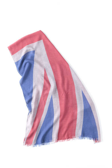 ポール・スミスからもユニオンジャックの大判ストール。さわやかなトーンの色づかい、薄手のレーヨン100％なので、夏にも大活躍する一枚だ。ほかに、アメリカ、フランス、イタリアの国旗がある。[70×180cm]<br /><br />1万6800円<br />ポール・スミス リミテッド<br />Tel.03-3486-1500