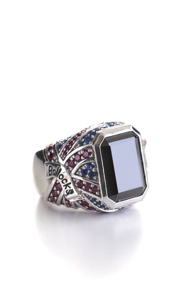 大ぶりなセンターストーンやユニオンジャックを表現したパヴェストーン、サイドに刻まれたイギリスのスラング「BOLLOCKS」。ハードなUKロックを連想させる要素を織り交ぜながらも、上品にまとまった美しいデザイン。<br /><br />9万9750円<br />ジャック・オブ・オール・トレーズ　プレスルーム<br />Tel.03-3401-5001