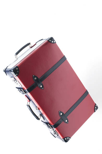 英国を代表するトラベルケースブランド、グローブ・トロッターもロンドンオリンピックを記念したモデルを発売。ユニオンジャックカラーのレッド、ネイビー、ホワイトを各面に配した限定品だ。[75x43x20cm]<br /><br />22万500円<br />グローブ・トロッター ジャパン<br />Tel.03-5464-5248